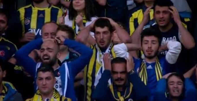 Kadıköy'de taraftardan şok tepki! Tribünler yönetimi istifaya çağırdı