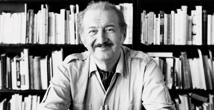 Haldun Taner'in Kadıköy'deki büstü parçalandı