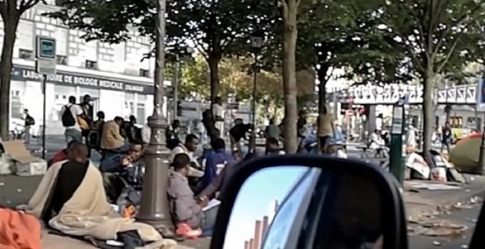 Fransız polis Paris'te kalan Afrikalı göçmenlere saldırdı
