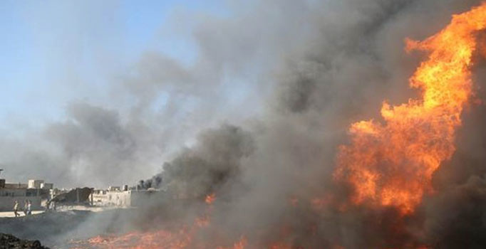 DAEŞ koalisyon uçaklarının görüş alanını daraltmak için ham petrolü ateşe verdi