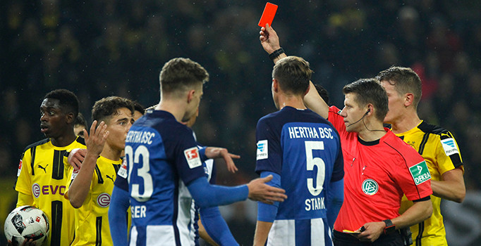 Bundesliga'daki ilk kırmızı kartını gören Emre Mor'a ağır ceza