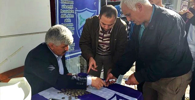 Orduspor Başkanı Yaşar Pamuk maç biletlerini kendisi sattı