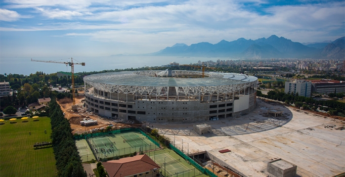 Antalya Stadı yükseliyor