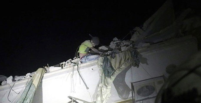 Halep'te bombanın yıktığı binaya sıkışan çocuk kurtarıldı