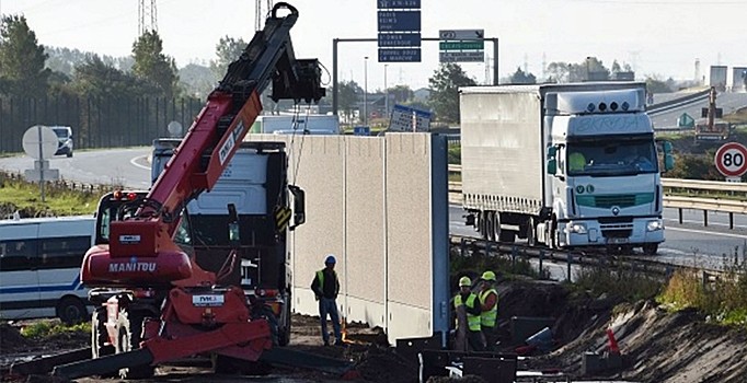 Mültecilerin Britanya'ya kaçak geçişini önlemek için Fransa'da duvar örülüyor
