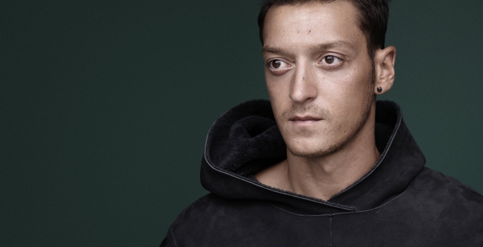 Mesut Özil ile Amine Gülşe beraber mi?