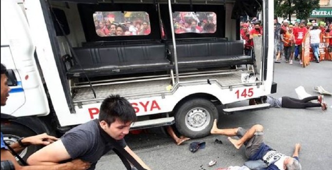 Filipinler'de minibüsle kamyon çarpıştı: 10 ölü