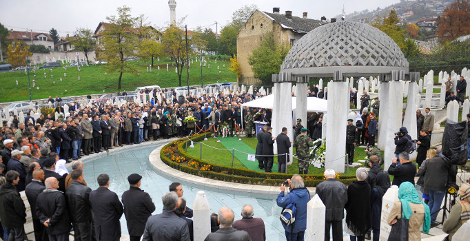 Bosna Hersek'in efsanevi lideri Aliya İzzetbegoviç vefatının 13. yılında kabri başında anıldı
