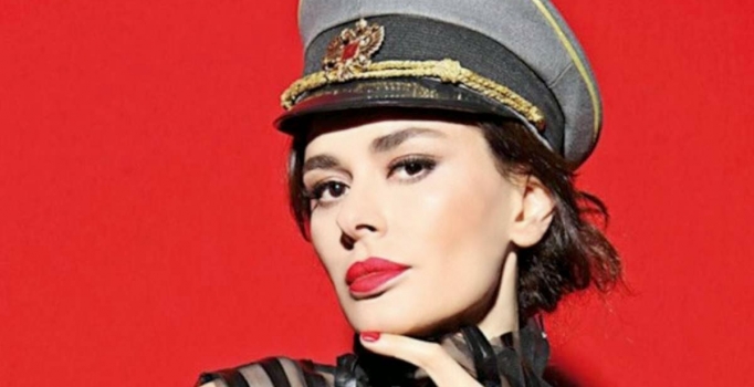 Ayşe Hatun Önal Edis ile beraber poz verdi