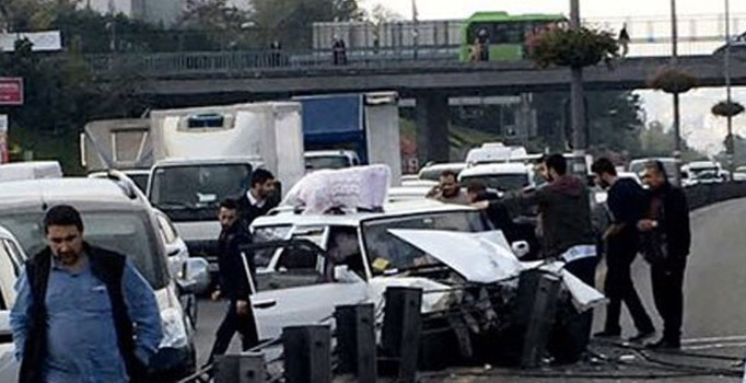 Halıcıoğlu mevkiinde bir araç metrobüs bariyerine çarptı