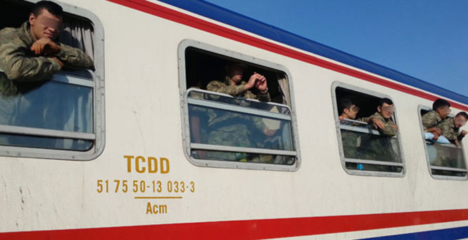 Askerler ve araçlar İstanbul'dan Gaziantep'in İslahiye ilçesine yola çıktı