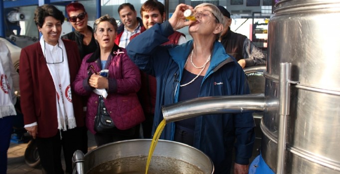Zeytinyağı içen Prof. Dr. Canan Karatay'dan Meclis'e yürüme çağrısı