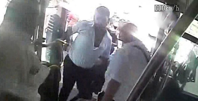 Metrobüs şoförünün klima yüzünden bir yolcuyu bıçakladığı görüntüler ortaya çıktı