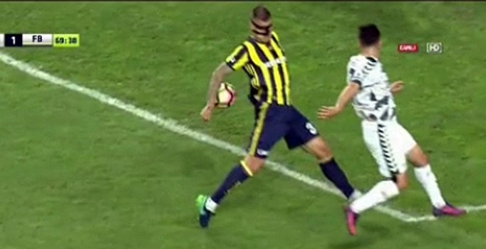 Penaltı bekleyen Konyasporlular hakem Bülent Yıldırım'a isyan etti