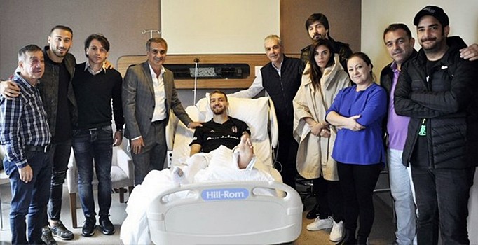 Beşiktaş camiasından Caner Erkin'e moral ziyareti