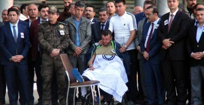 Bingöl şehidi Emrah Çeçen'i uğurlamaya yaralı silah arkadaşı Mustafa Gülnar da katıldı