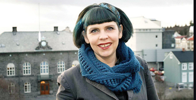 İzlanda’da  korsanlar iktidara yürüyor