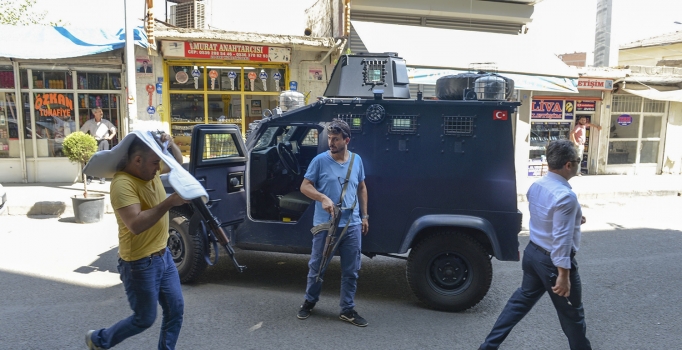 Diyarbakır'da polise pusu 
operasyonunda 17 gözaltı