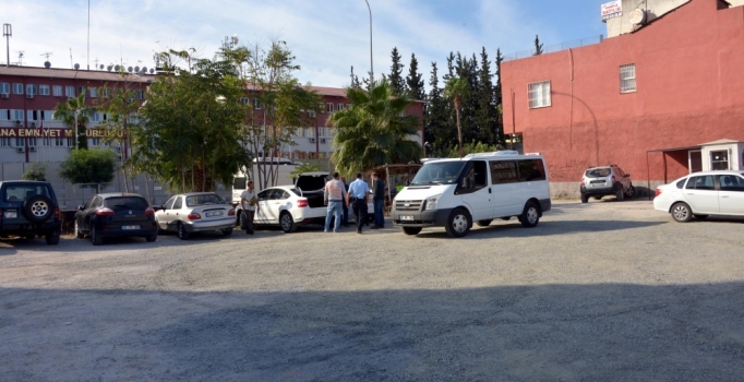 Adana Emniyet Müdürlüğü önünde şüpheli araç alarmı