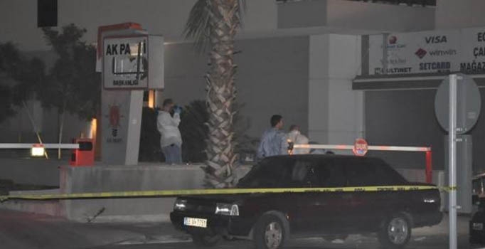 Karşıyaka'da AK Parti 
binası önünde patlama