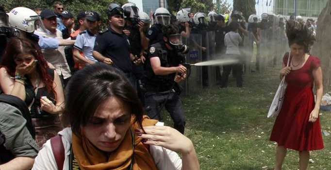 Gezi'de kırmızı elbiseli kadına biber gazı sıktığı için ceza alan polis yeniden yargılama istedi
