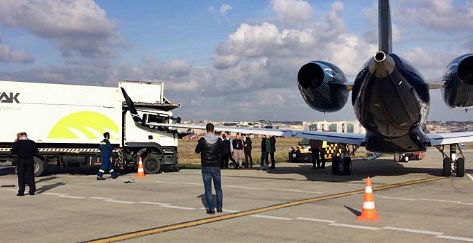 Atatürk Havalimanı'nda görünmez kaza: Özel uçağa kamyon çarptı