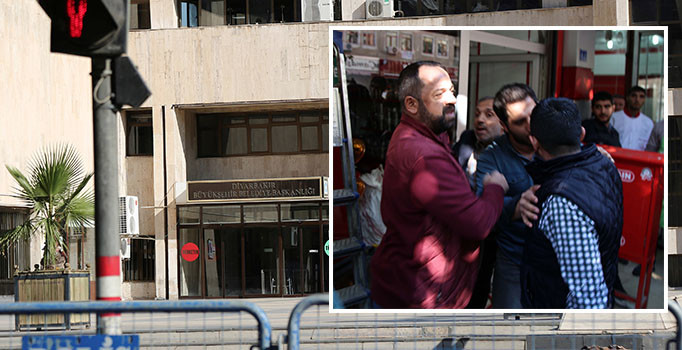 Diyarbakır'da belediye önünde toplanan HDP'lilere esnaftan sert tepki