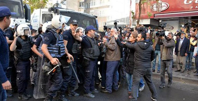 Diyarbakır'da uyarılara rağmen yapılan protesto gösterilerine polis müdahale etti: 25 gözaltı