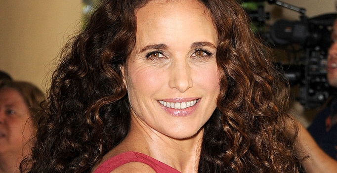 Ünlü Hollywood yıldızı Andie Macdowell Atatürk kolyesiyle şaşırttı