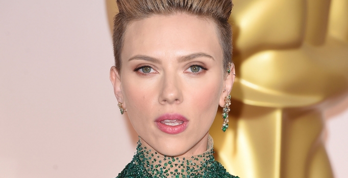 Scarlett Johansson yeni imajını şapkayla gizledi