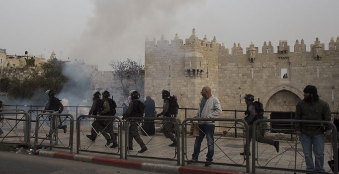 İsrail Mescid-i Aksa'da Filistinlilere ateş açtı
