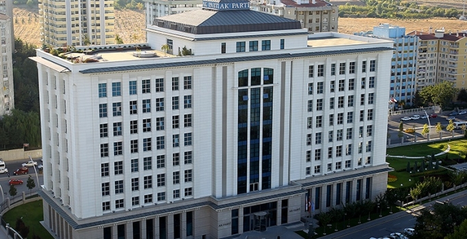 AK Parti ve CHP'de MYK'ya 
acil kodlu toplantı çağrısı