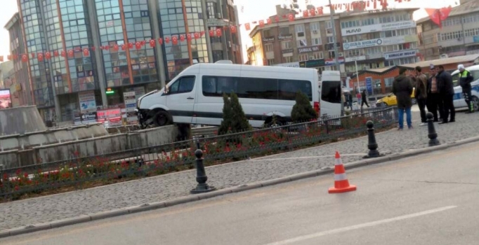 Minibüs kent meydanındaki süs havuzuna uçtu