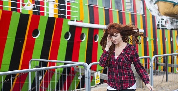 Bu kadının büyük
nesnelerden ödü kopuyor