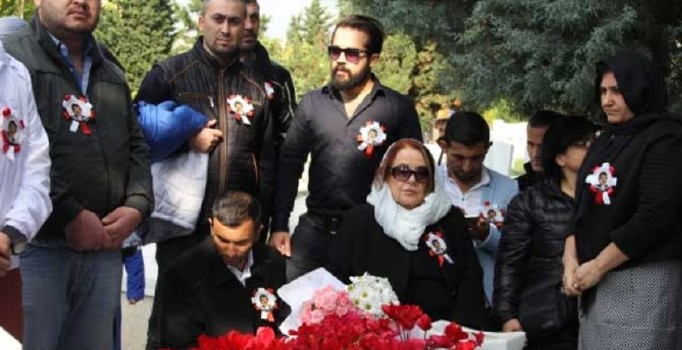 Müslüm Gürses kabri başında anıldı