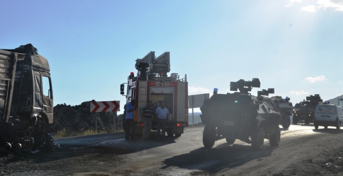 Ağrı'da yol kesen 
PKK, asker ile çatıştı