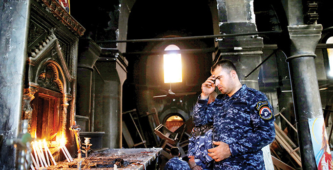 IŞİD’in yaktığı kilisede Iraklı askerler ayinde