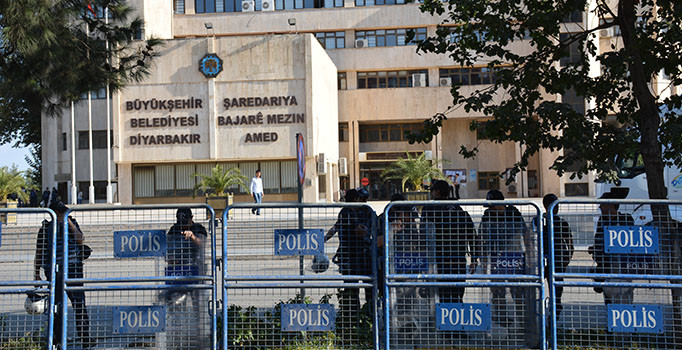 Diyarbakır Büyükşehir Belediyesi'ne kayyum olarak Cumali Atilla atandı | Cumali Atilla kimdir?