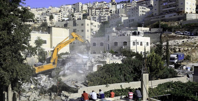 İsrail bir kez daha 
Filistinlilere ait evleri yıktı