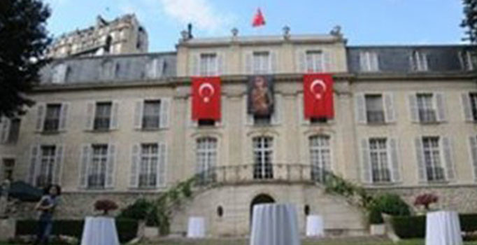 Türkiye'nin Paris Büyükelçiliği binasına molotoflu saldırı | Son dakika haberleri