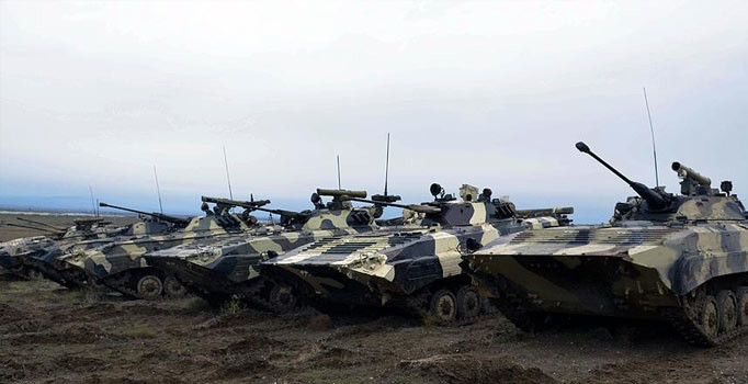 Azerbaycan ordusu cephe hattında tatbikat yaptı