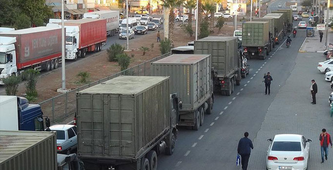 Irak sınırına giden askeri konvoy Şanlıurfa'dan geçti