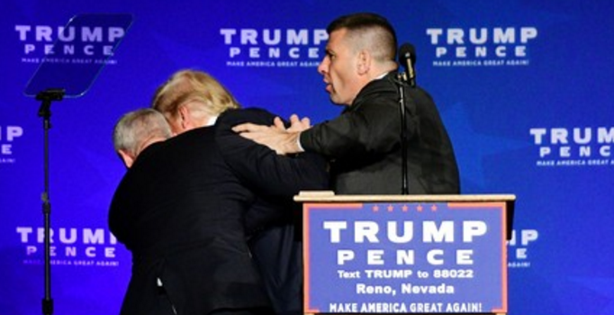 Donald Trump, güvenlik gerekçesiyle kürsüden indirildi