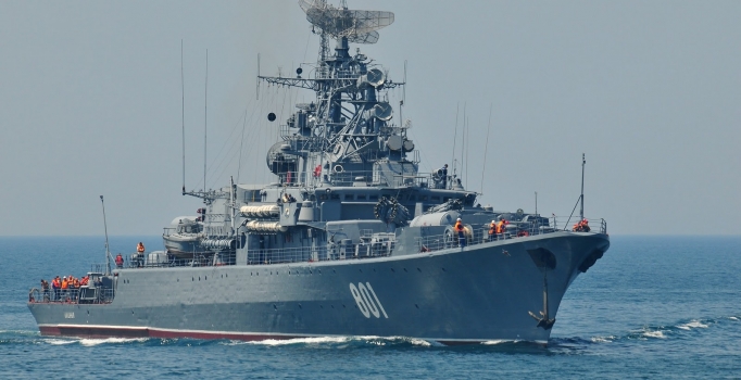 ABD gemisi tartışmalı bölgeye girdi, Çin tepki gösterdi