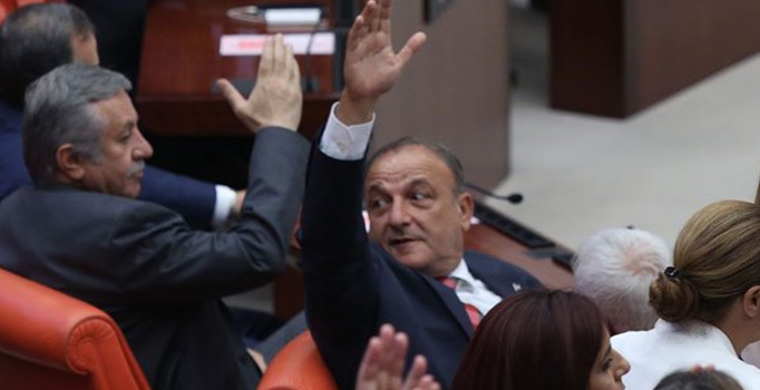 Oktay Vural'ın talimatıyla 
MHP Grubu 'ret' oyu kullandı