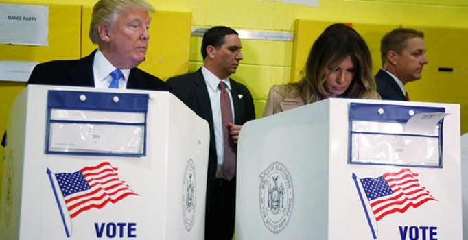 Trump eşinin oy pusulasına baktı, sosyal medyada olay oldu