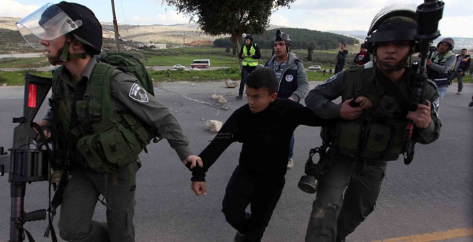 İsrail'in zulmü bitmiyor: 7 Filistinli gözaltına alındı