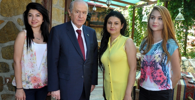 Bahçeli Çorum'da vatandaşlarla fotoğraf çektirdi