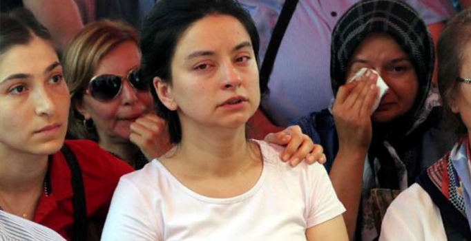 Diyarbakır'da hamile eşten 
şehit polise veda