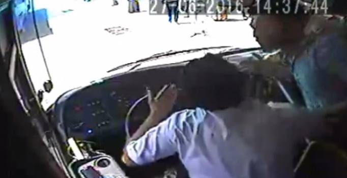 Halk otobüsü şoförüne 'akbil' dayağı kamerada